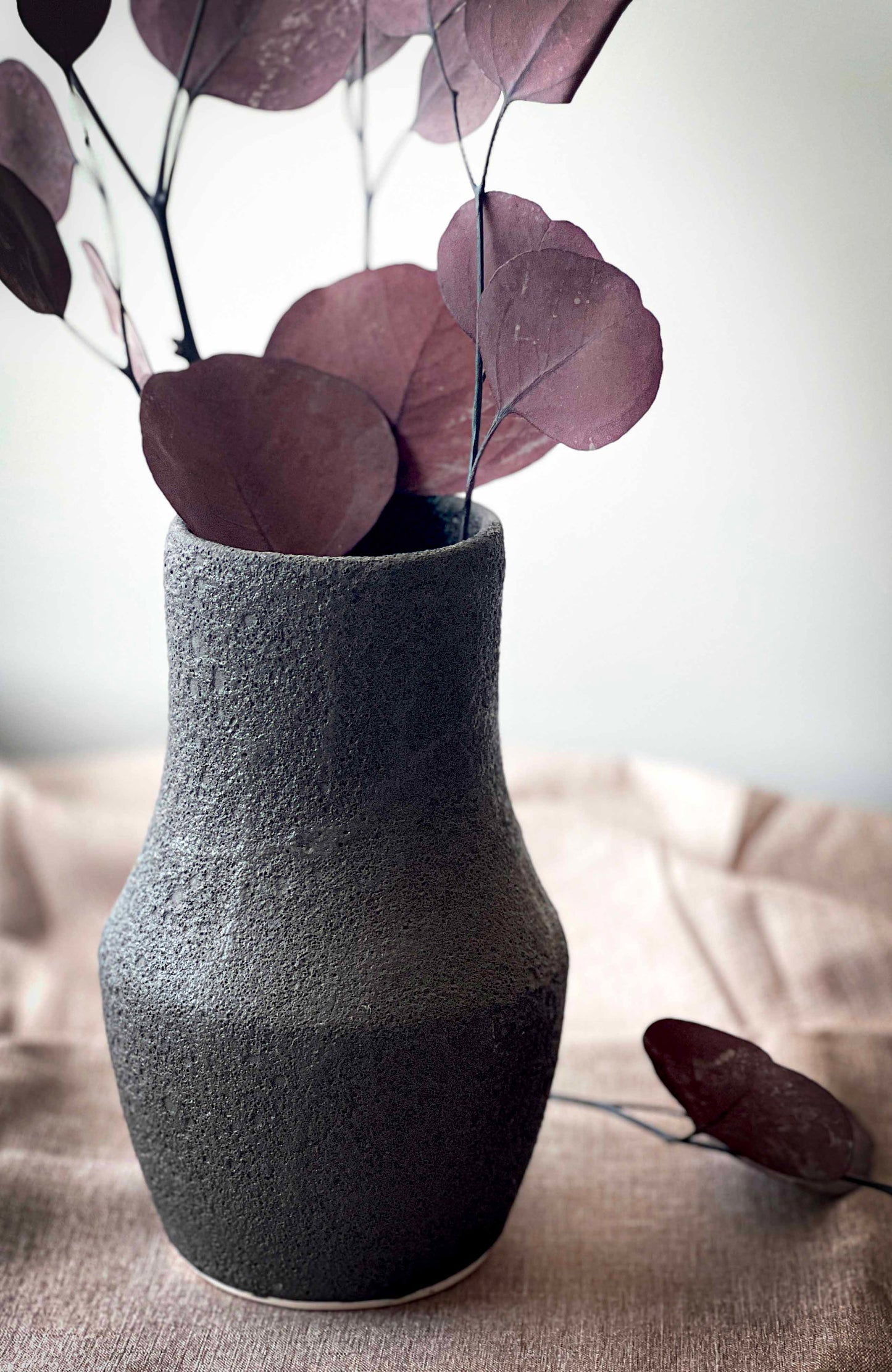 Leda Crater Vase black